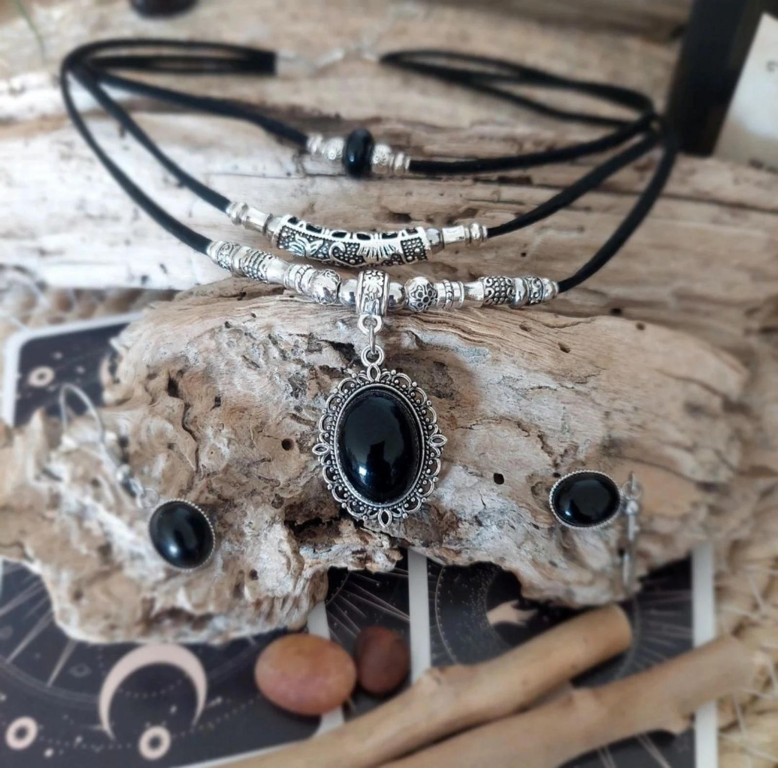 Parure boho mystique triple rangs, Petit camée dentelle obsidienne, noir – photo 9